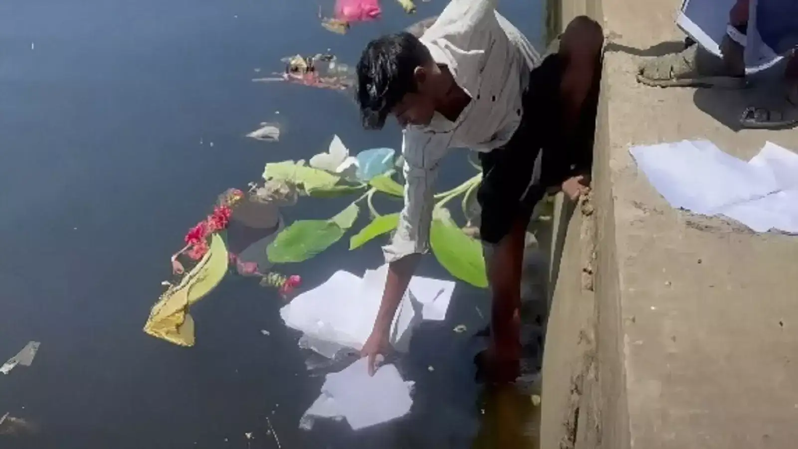 ஆற்றில் வீசப்பட்ட உங்களுடன் ஸ்டாலின் திட்ட மனுக்கள்...! 