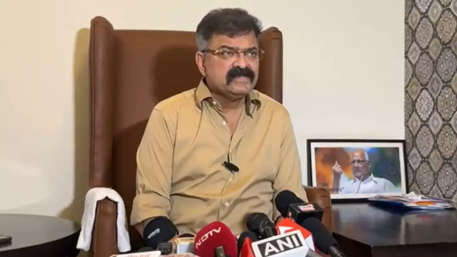 Jitendra Awhad : देशाची लोकशाही धोक्यात, संविधान पायदळी तुडवलं गेलं; निवडणूक आयोगावर जितेंद्र आव्हाडांची टीका Jitendra Awhad : देशाची लोकशाही धोक्यात, संविधान पायदळी तुडवलं गेलं; निवडणूक आयोगावर जितेंद्र आव्हाडांची टीका