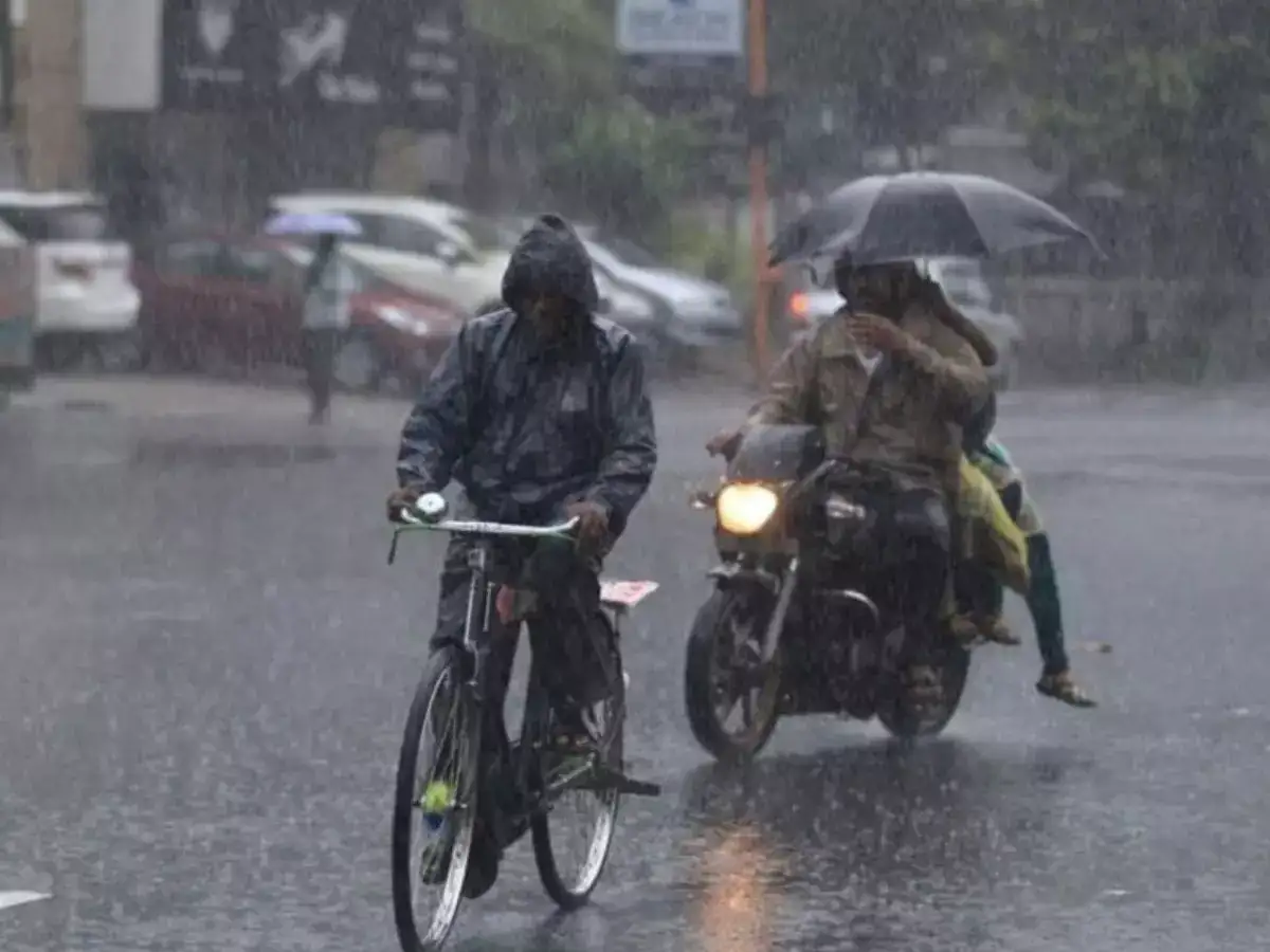 தமிழ்நாட்டில் 17 மாவட்டங்களில் கொட்டும் மழை: வானிலை ஆய்வு மையம் அறிவிப்பு! 