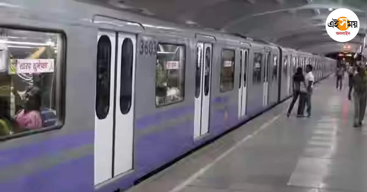 Chandni Chowk Station,একরত্তি মেয়ের সামনেই মেট্রোয় ঝাঁপ, মৃত – woman jumped in front metro at chandni chowk station leaving her daughter