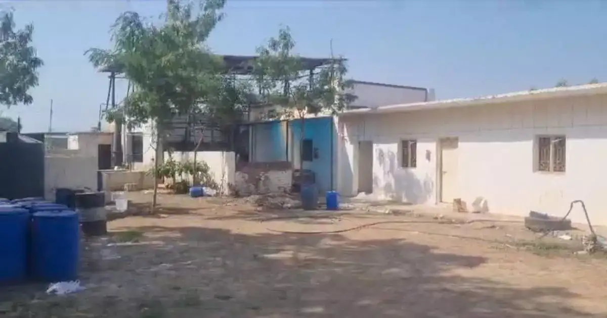 सोलापूरमधील चिंचोळी एमआयडीसी नाशिक पोलिसांच्या रडारवर, दोन हजार लीटर केमिकल साठा जप्त सोलापूरमधील चिंचोळी एमआयडीसी नाशिक पोलिसांच्या रडारवर, दोन हजार लीटर केमिकल साठा जप्त