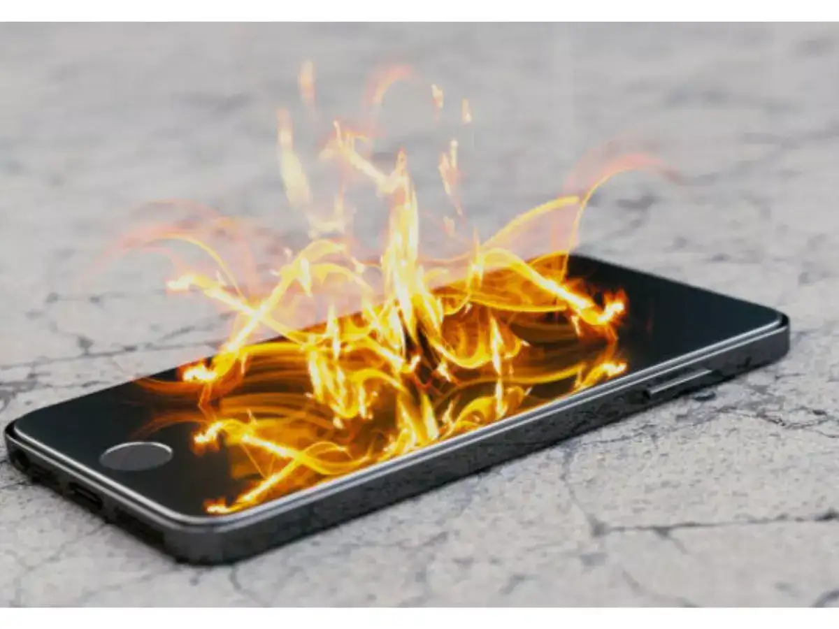 கவனம் மக்களே - பாக்கெட்டில் திடீரென வெடித்து சிதறிய செல்போன்... தொழிலதிபர் காயம்! 