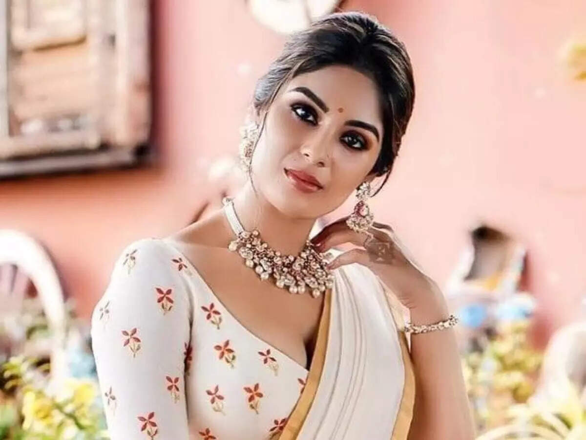 Samyuktha Menon: నా ఇంటి పేరును అందుకే వదిలేశా: సంయుక్త మీనన్ - reason  behind heroine samyuktha menon drop her sur name - Samayam Telugu