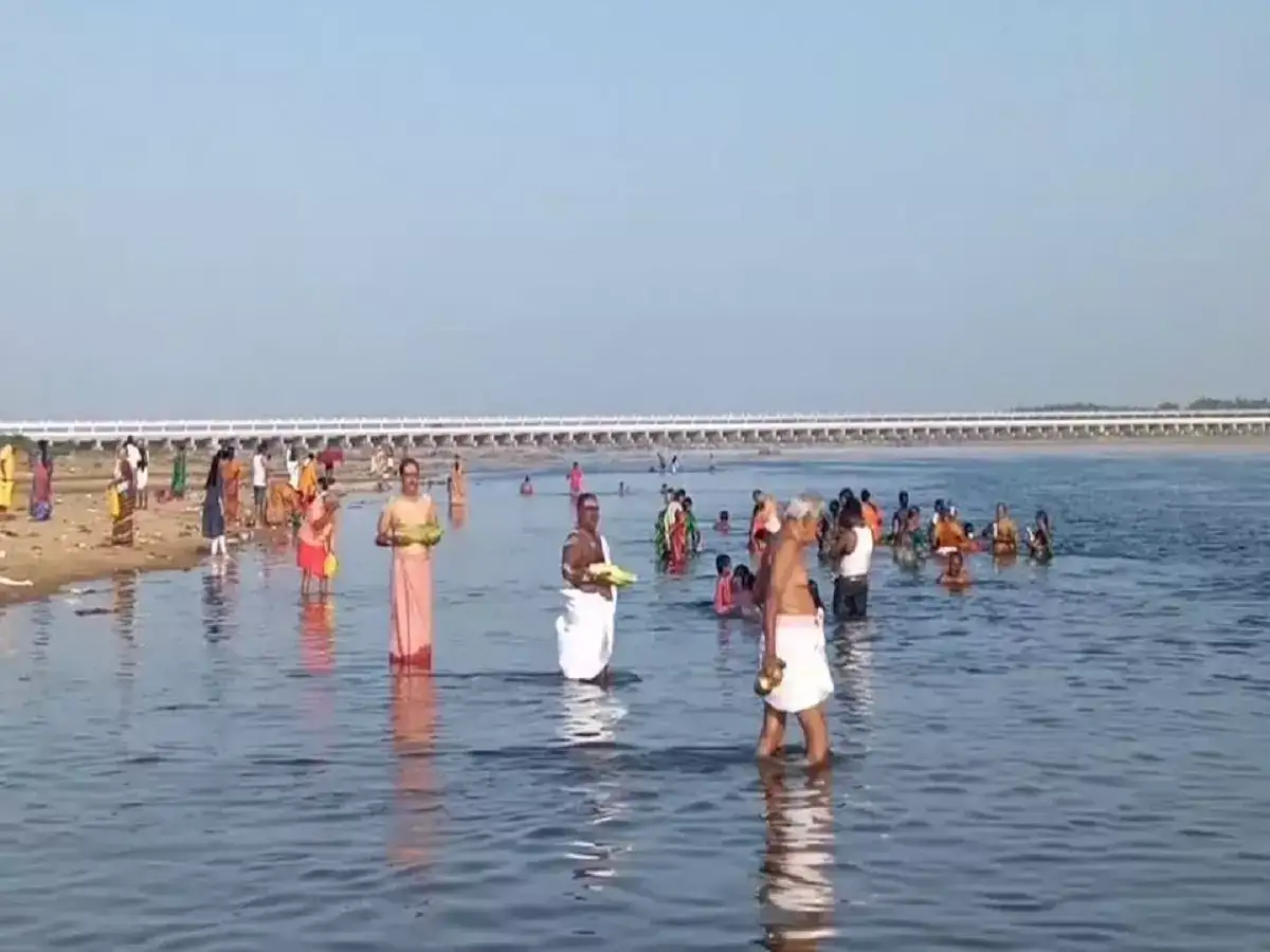 கரூர்: ஆடி அமாவாசை... காவிரி ஆற்றங்கரையில் முன்னோர்களுக்கு தர்ப்பணம்! 