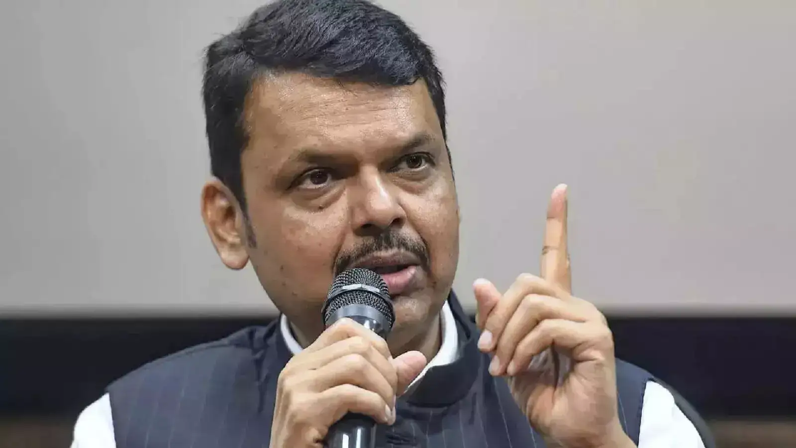 वरिष्ठ अधिकाऱ्यांच्या सुट्टया रद्द; आरोग्य, आपत्ती व्यवस्थापन विभागासाठी राज्य सरकारचा निर्णय वरिष्ठ अधिकाऱ्यांच्या सुट्टया रद्द; आरोग्य, आपत्ती व्यवस्थापन विभागासाठी राज्य सरकारचा निर्णय
