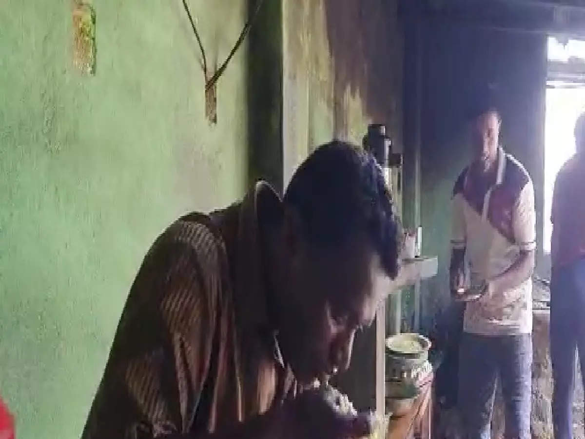 Damodar Seth Poem,Bankura-র দামোদর শেঠ! একটা সবজি দিয়েই অনায়াসে খেয়ে নেন  দু-কেজি চালের ভাত - west bengal trending news bankura man can eat 2 kg rice  at a time - eisamay