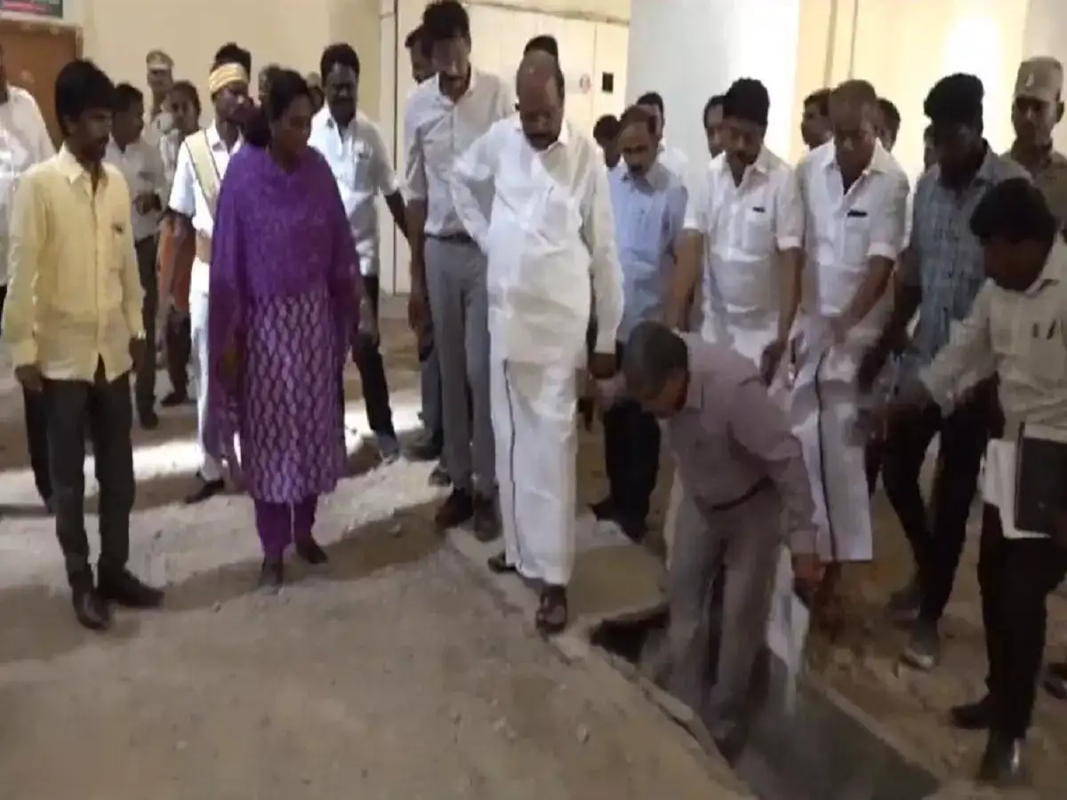 மதுரை திருமலை நாயக்கர் மஹால் புனரமைப்பு பணிகள்.. கீழே விழுந்த அதிகாரி.. நூலிழையில் தப்பிய அமைச்சர்..! 