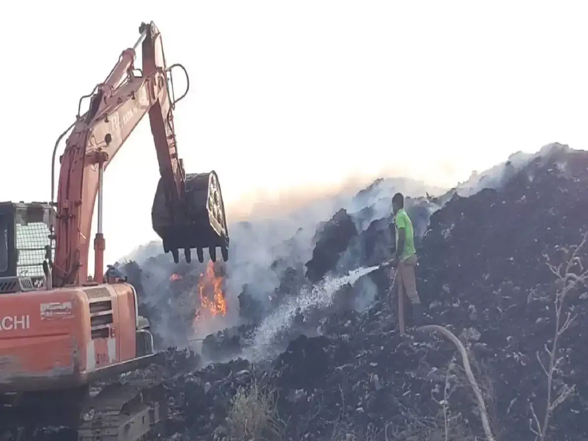 கரூர்: மலை போல் குவிந்த குப்பை மேட்டில் மளமளவென பற்றிய தீ...! 