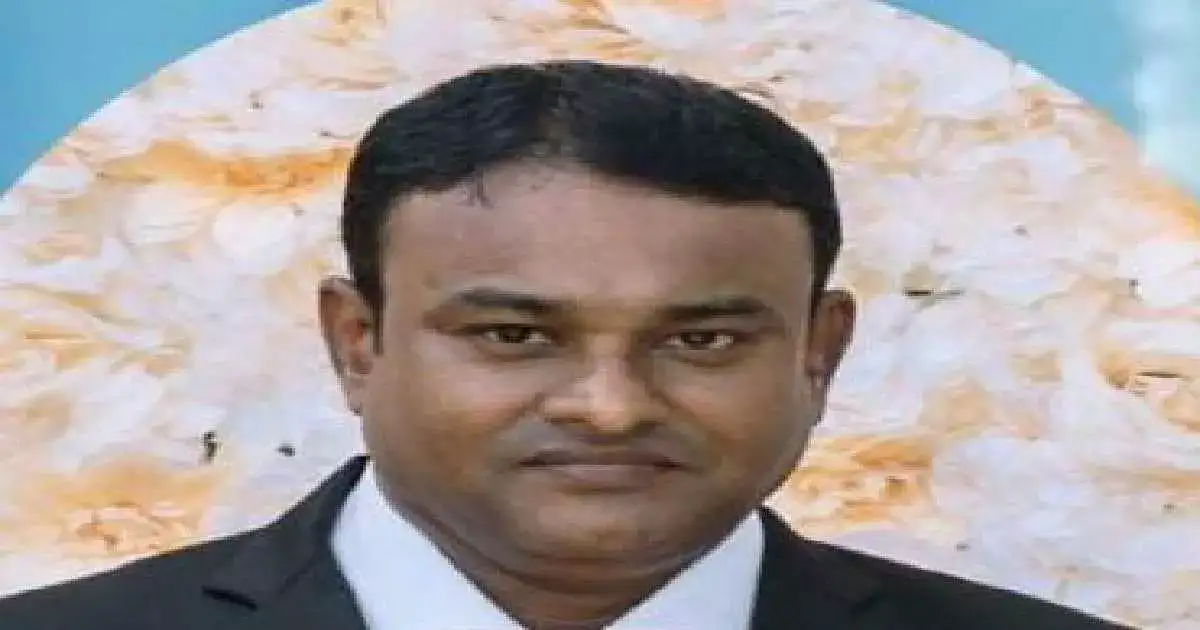 बिस्कीट आणण्यासाठी बाहेर गेले, तोल गेल्याने नाल्यात पडले; काळी वेळाने बघतात तर… बिस्कीट आणण्यासाठी बाहेर गेले, तोल गेल्याने नाल्यात पडले; काळी वेळाने बघतात तर…