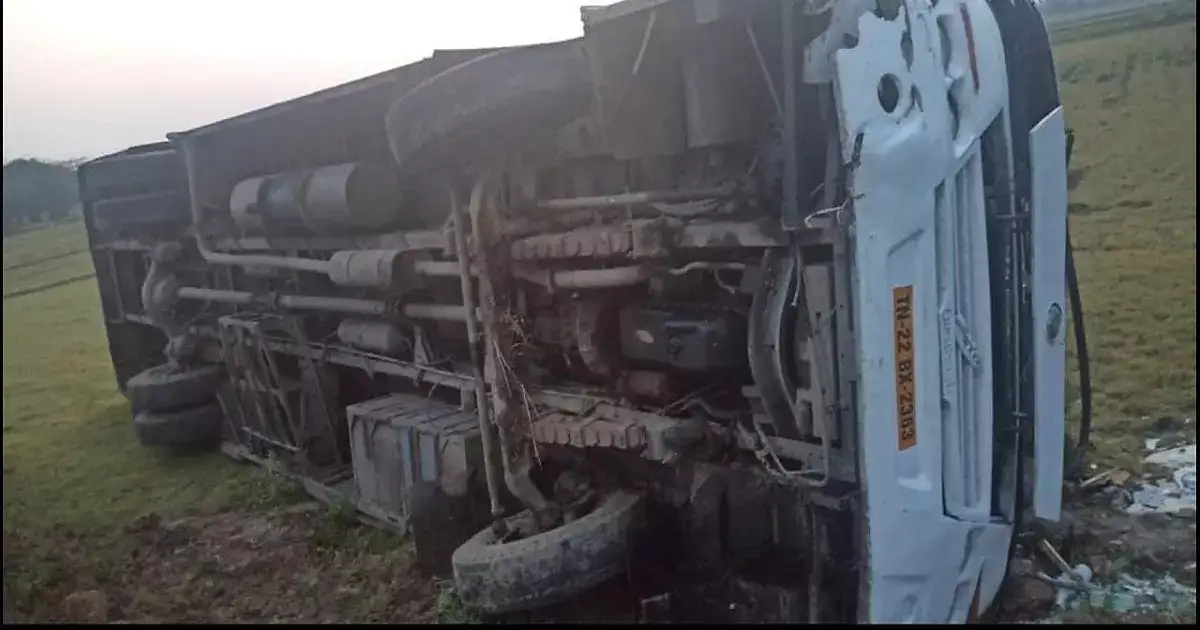 வாலாஜாபாத் பிரபல தனியார் தொழிற்சாலை பேருந்து கவிழ்ந்து விபத்து; 40 தொழிலாளர்கள் படுகாயம்..! 