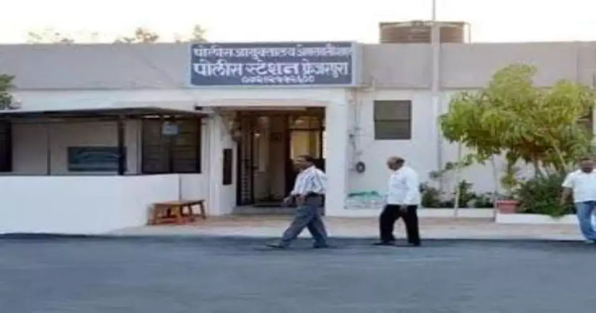 धक्कादायक, आठ महिन्यांच्या गर्भवती महिलेला पती आणि सासऱ्याची मारहाण, संतापजनक घटना समोर धक्कादायक, आठ महिन्यांच्या गर्भवती महिलेला पती आणि सासऱ्याची मारहाण, संतापजनक घटना समोर