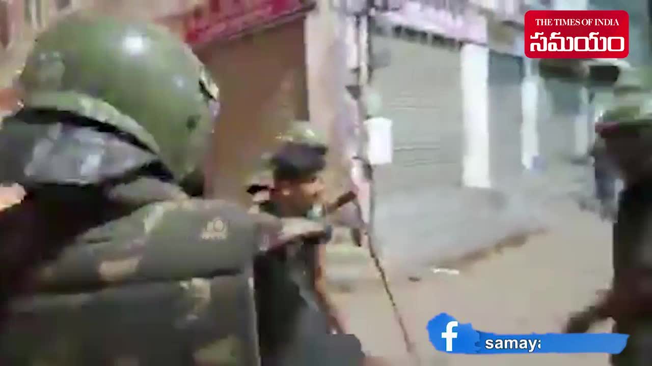 Hyderabad Police,పాతబస్తీలో ఆందోళనకారుల తాట తీసిన పోలీసులు - police attack on protesters - Samayam Telugu