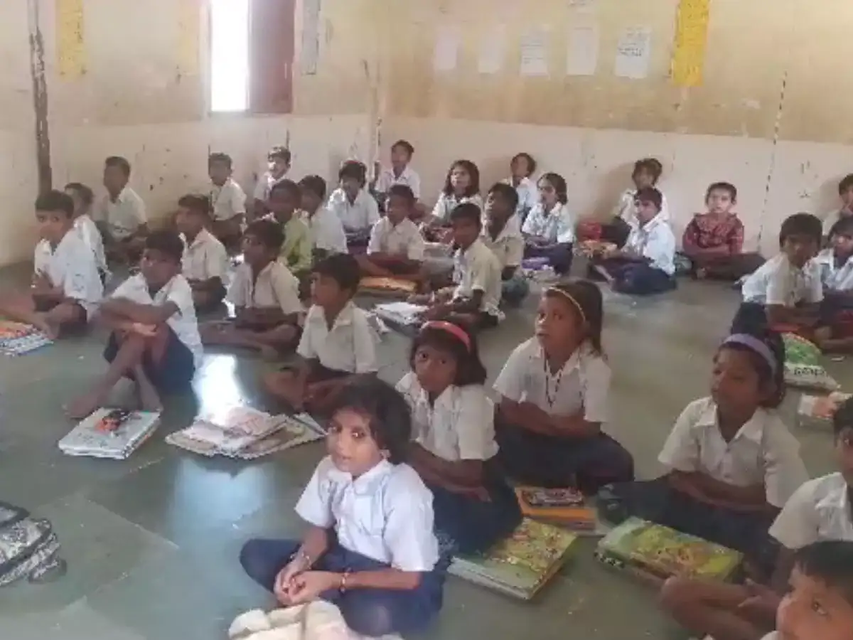 वादानंतर दोन गटांत दगडफेक आणि तणाव; शालेय विद्यार्थ्यांनी एका कृतीतून उघडले समाजाचे डोळे वादानंतर दोन गटांत दगडफेक आणि तणाव; शालेय विद्यार्थ्यांनी एका कृतीतून उघडले समाजाचे डोळे