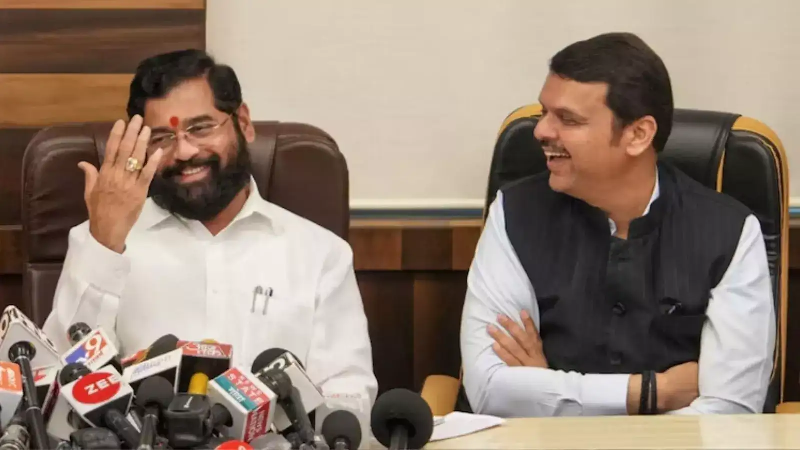 शिंदेंकडून सेना आमदारांना निवडणुकीआधी बळ; भाईंनी ‘चांगला वाटा’ दिल्यानं भाजप आमदारही आनंदात शिंदेंकडून सेना आमदारांना निवडणुकीआधी बळ; भाईंनी ‘चांगला वाटा’ दिल्यानं भाजप आमदारही आनंदात