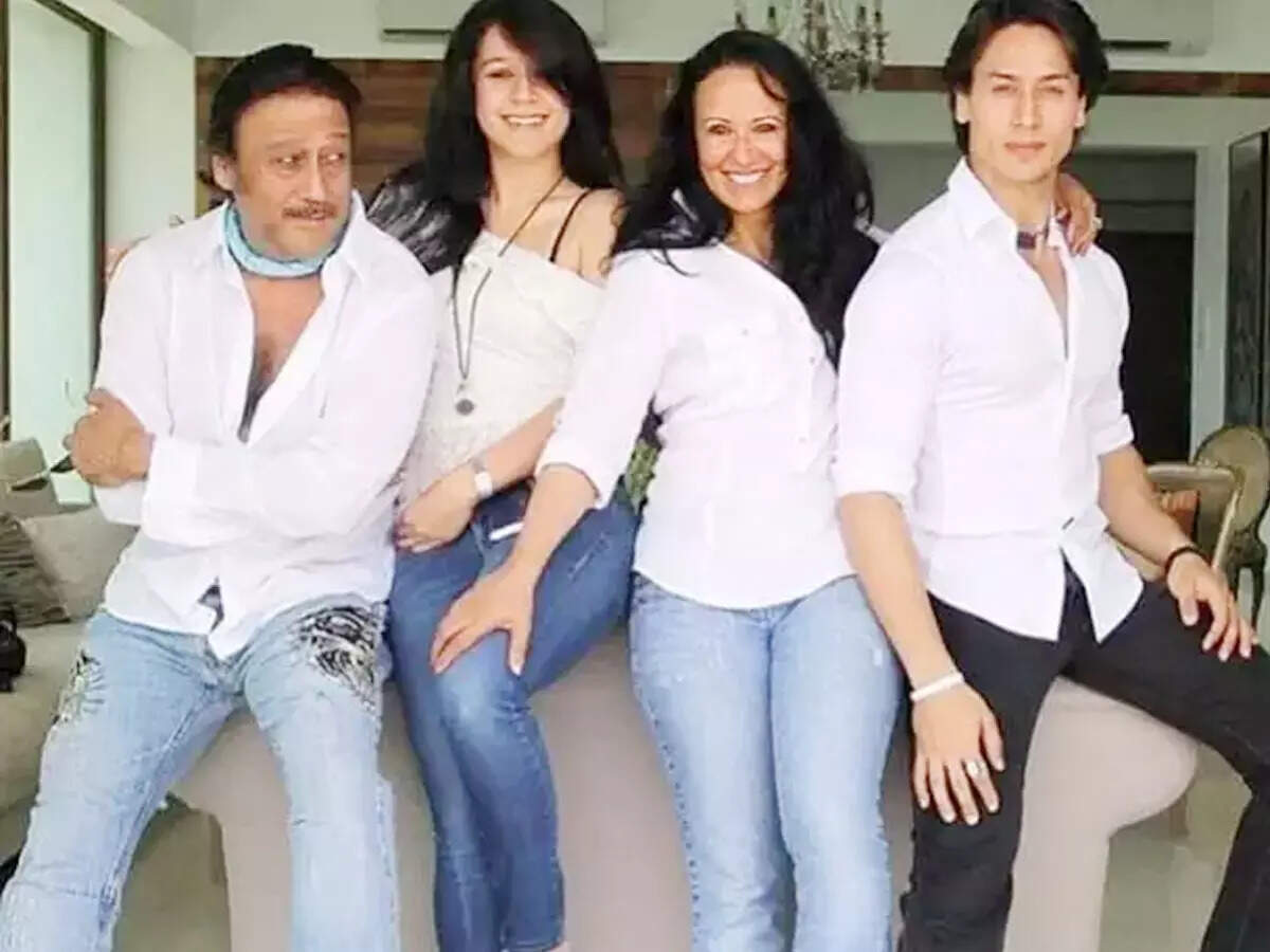 tiger shroff luxury apartment in rustomjee paramount family also moves in-  टाइगर श्रॉफ ने मुंबई के सबसे महंगे इलाके में लिया घर, साथ में पैरंट्स भी  हुए शिफ्ट