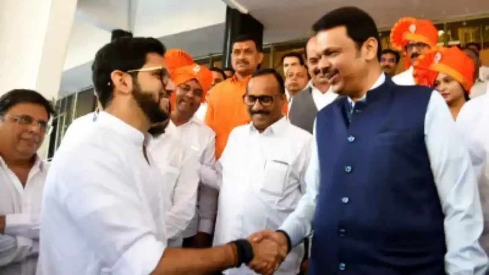 आताच्या घडीची सर्वात मोठी बातमी, मुंबईतल्या एकाच हॉटेलमध्ये आले आदित्य ठाकरे आणि देवेंद्र फडणवीस आताच्या घडीची सर्वात मोठी बातमी, मुंबईतल्या एकाच हॉटेलमध्ये आले आदित्य ठाकरे आणि देवेंद्र फडणवीस