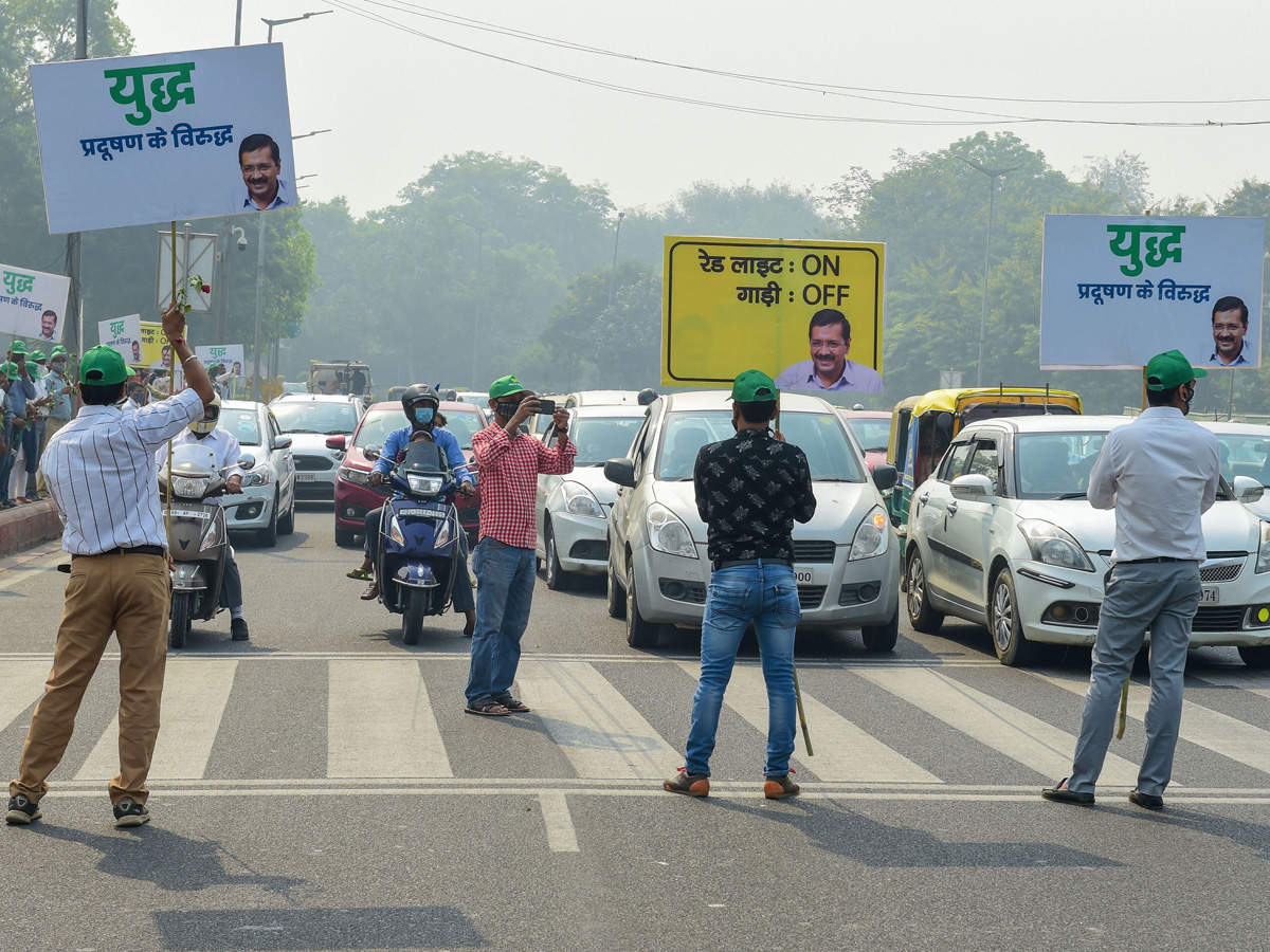 प्रदूषण को कम करने के लिए गाड़ी को रेड सिग्नल पर बंद कर दें