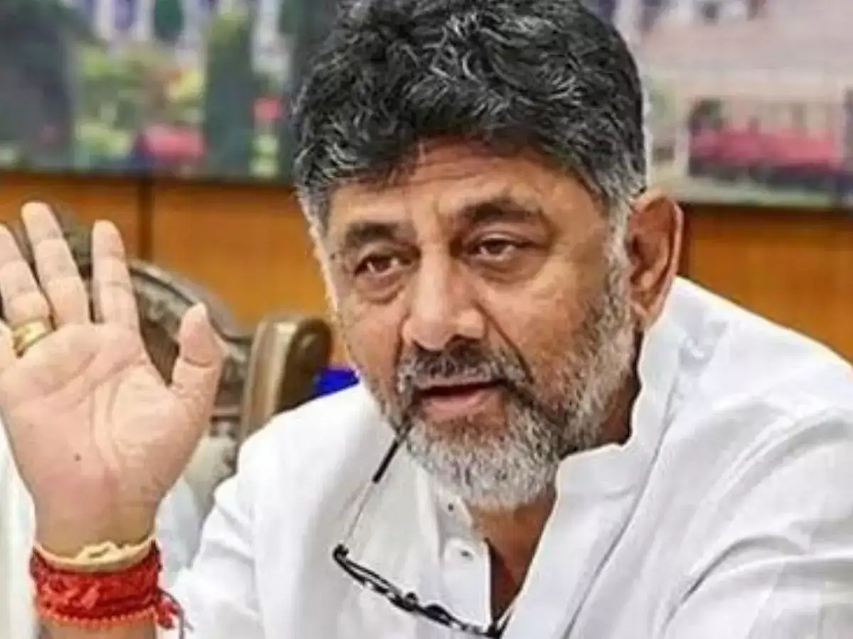 குதிரை பேர பயம்.. காங்கிரஸ் எம்எல்ஏக்களை பொத்தி பொத்தி பாதுகாக்கும் டிகே சிவக்குமார்.. 10 அமைச்சர்களுடன் ஹைதராபாத்தில் முகாம்! 