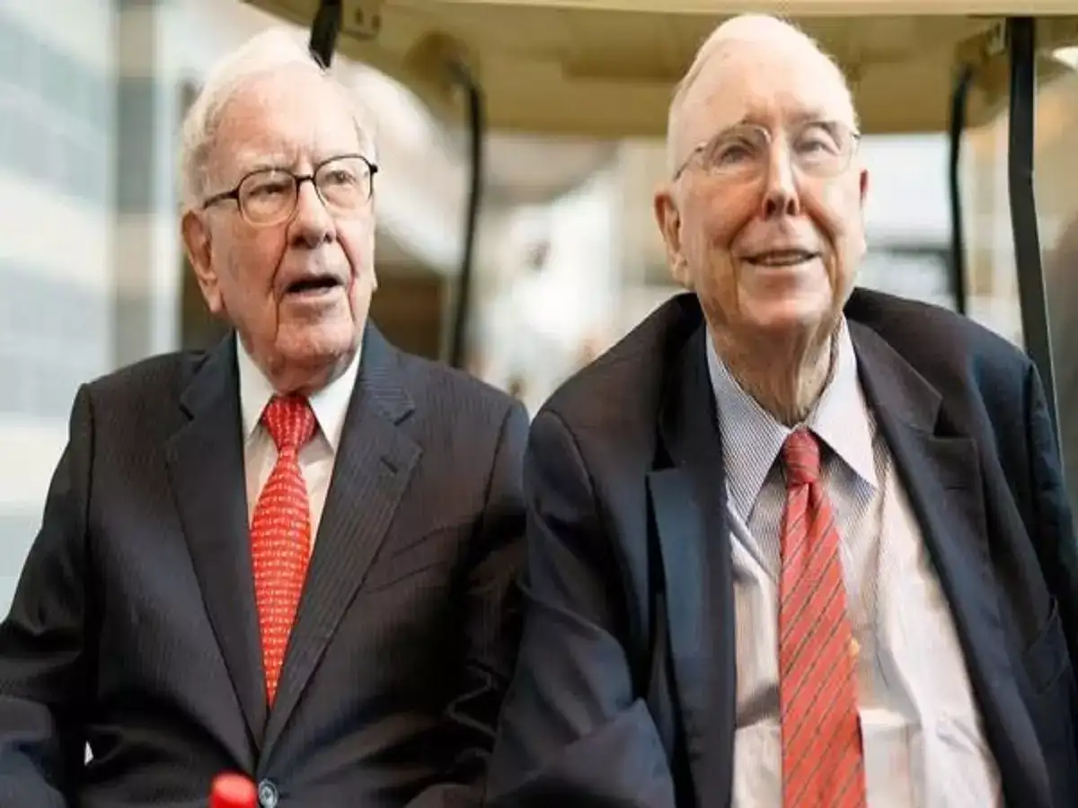 charlie munger: சார்லி முங்கர்.. வாரன் பஃபெட்டின் வலது கை.. 99 வயதில் இயற்கை எய்தினார்! 