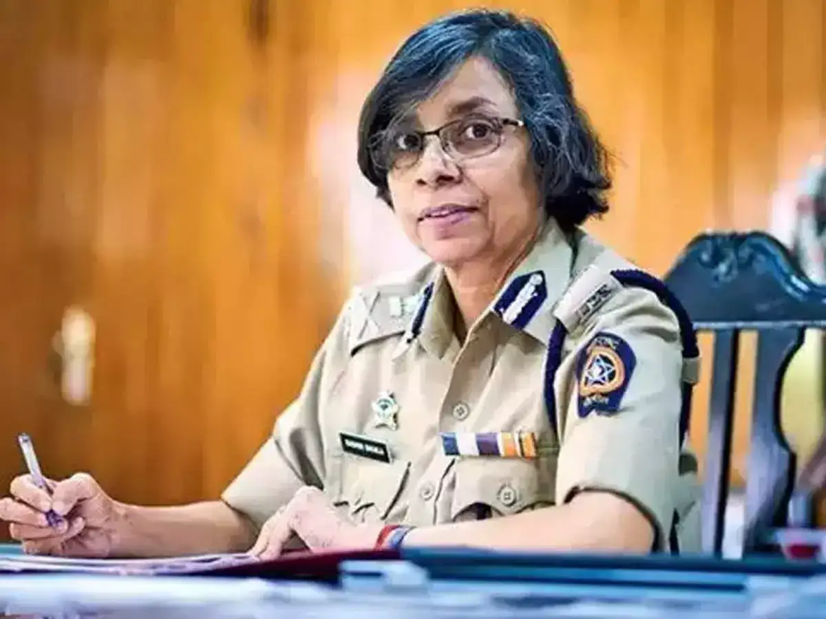 रश्मी शुक्ला यांना मोठा दिलासा; हायकोर्टाकडून त्या दोन्ही प्रकरणात क्लिन चिट रश्मी शुक्ला यांना मोठा दिलासा; हायकोर्टाकडून त्या दोन्ही प्रकरणात क्लिन चिट