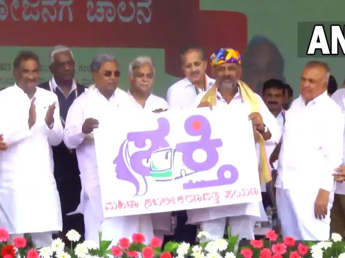 பெண்களுக்கு இன்று முதல் இலவச பேருந்து சேவை.... ஸ்மார்ட் கார்டு வழங்கும் கர்நாடகா அரசு! 