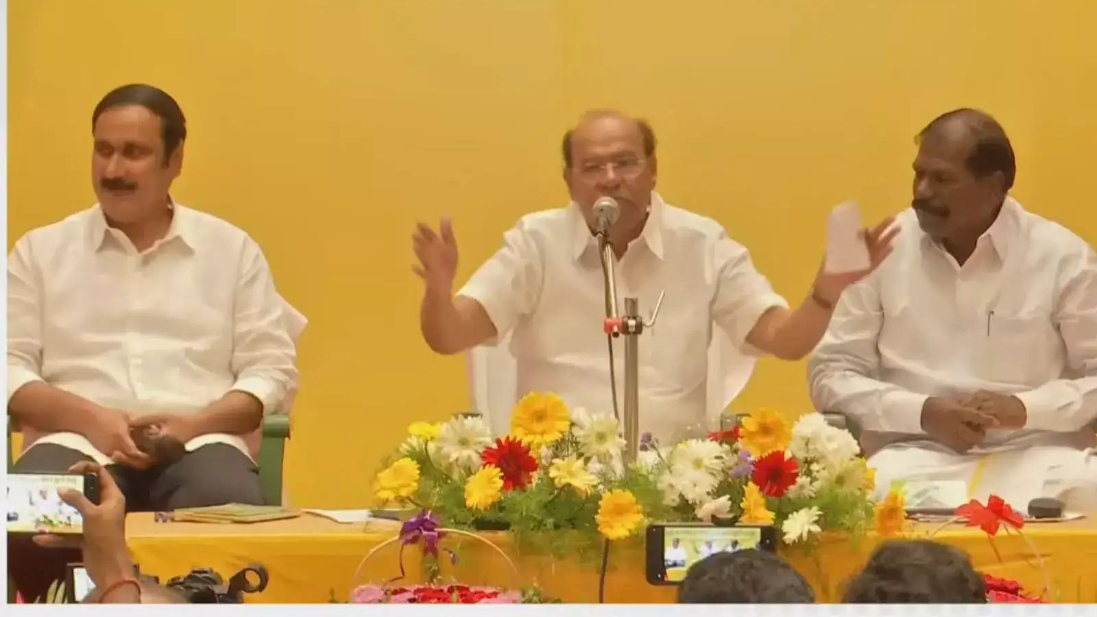 மேடையில் மோதிக்கொண்ட ராமதாஸ் - அன்புமணி: விருப்பம் இல்லாவிட்டால் விலகலாம்.. ராமதாஸ் ஆவேசம்! 