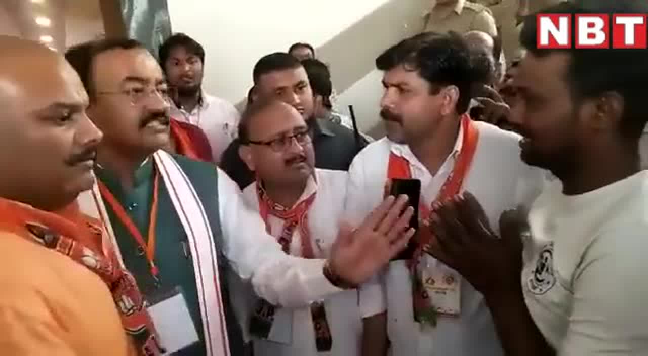 Keshav Prasad Maurya barabanki viral video with bjp booth adhyaksh केशव प्रसाद मौर्य के पैर पर गिरकर बीजेपी बूथ अध्यक्ष ने सपा के दबंगों से बचाने की गुहार लगाई | Navbharat Times