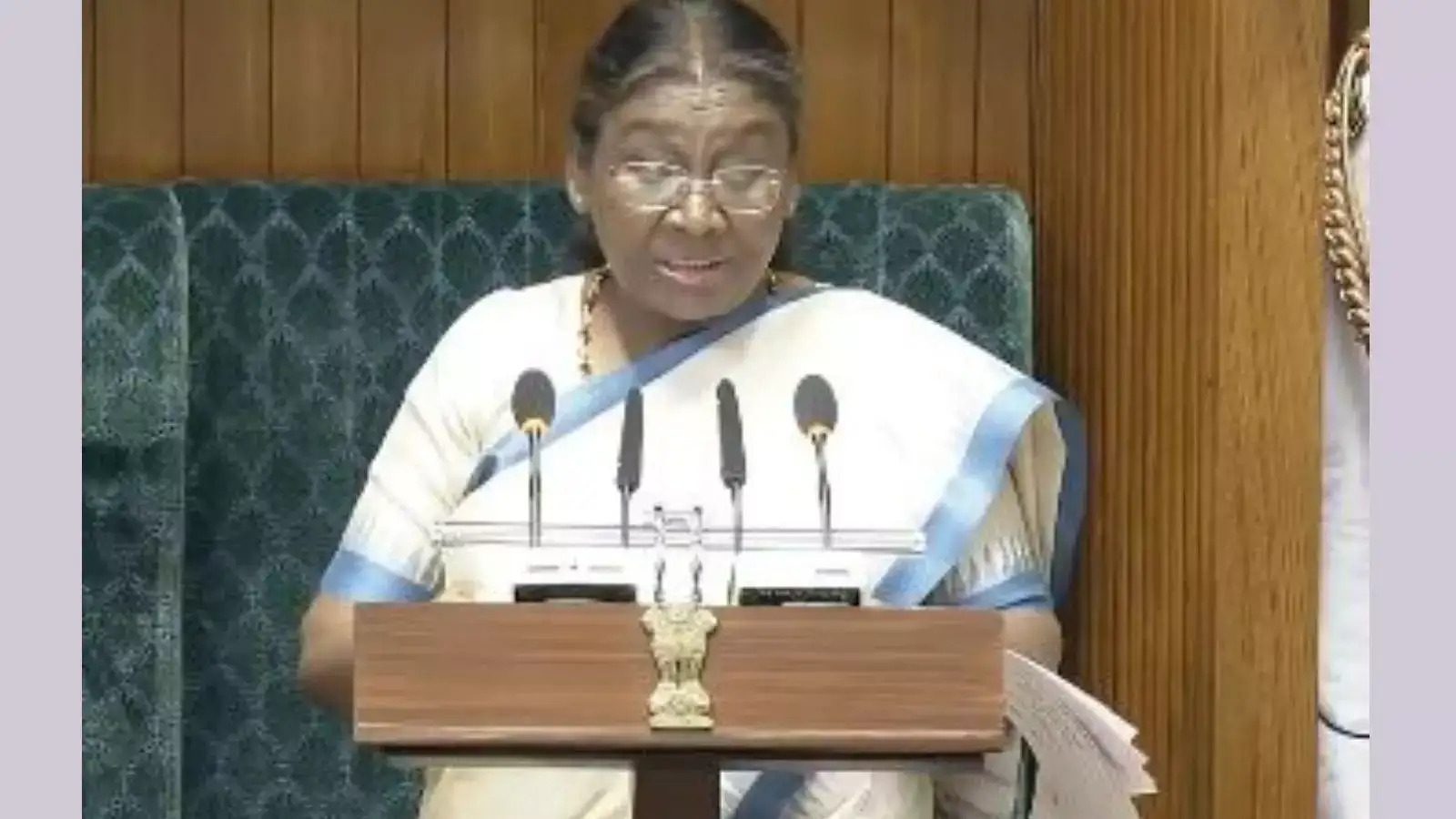 நாடாளுமன்றத்தில் குடியரசுத் தலைவர் திரௌபதி முர்மு உரை.. மணிப்பூர் மணிப்பூர் என முழங்கிய எதிர்க்கட்சிகள்! 