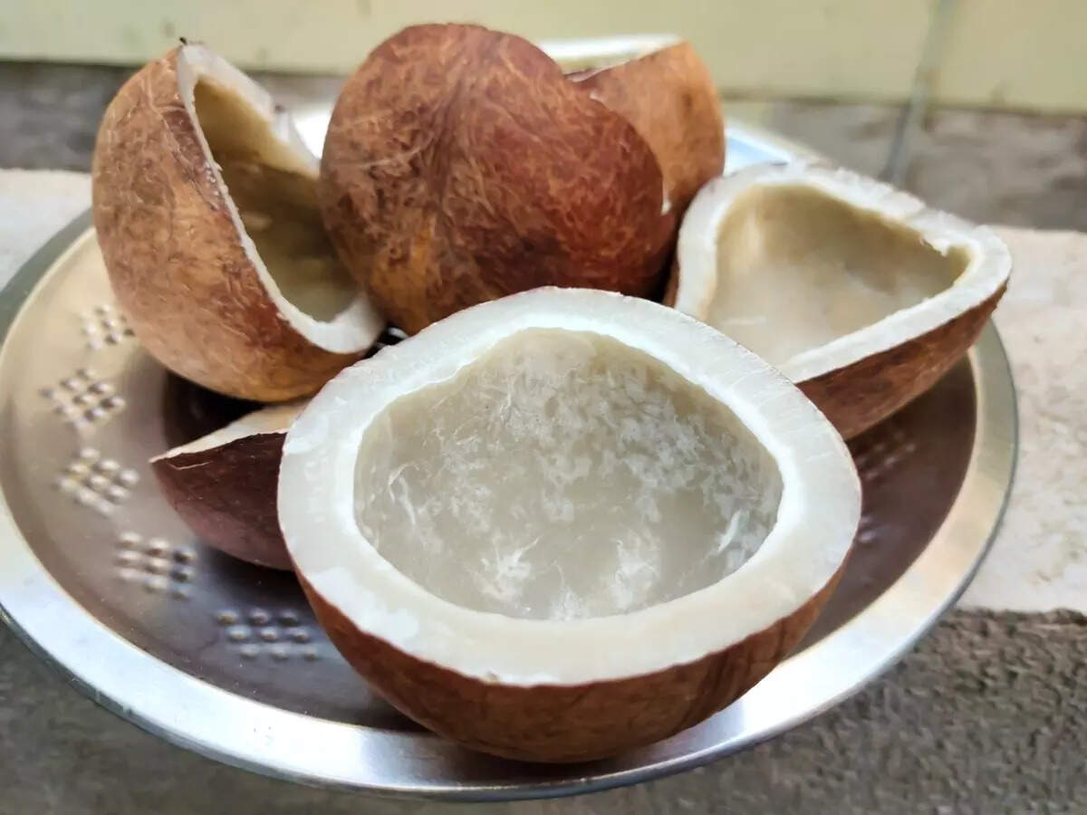 Coconut before sleep: सोने से पहले जरूर खा लें सूखे नारियल का 1 टुकड़ा,  मिलेंगे इतने फायदे कि बच जाएगी डॉक्‍टर की फीस - health benefits of eating  dry coconut or nariyal