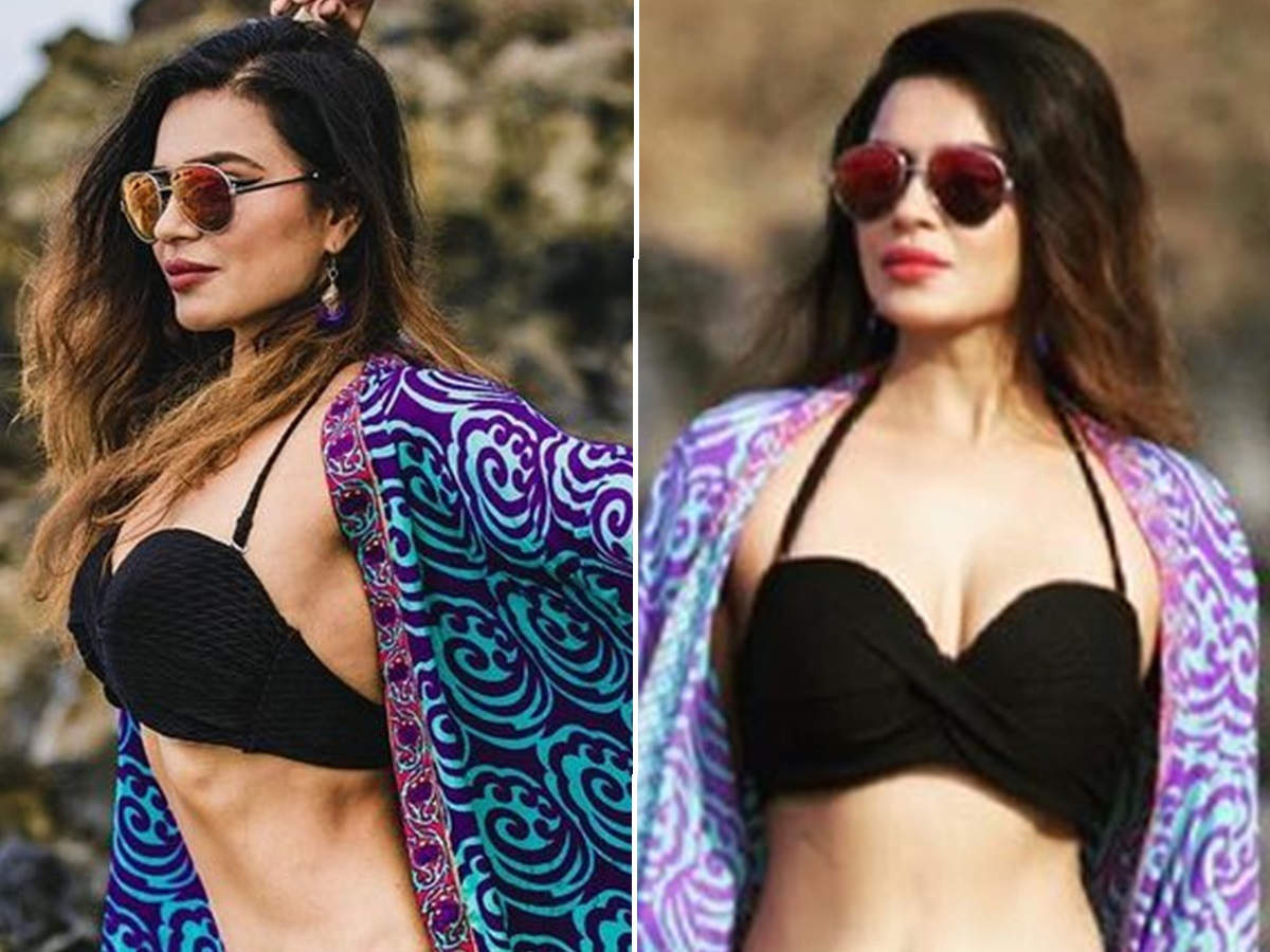 Aashka Goradia Shares Pictures In Black Bikini