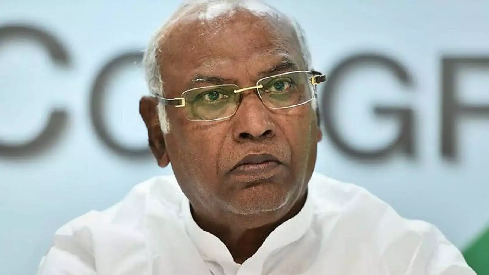 காங்கிரஸ் தலைவர் மல்லிகார்ஜூன கார்கே மருத்துவமனையில் அனுமதி! 