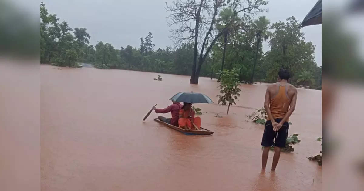 गरोदर मातेला जीवाची बाजी लावून पुराच्या पाण्यातून बाहेर काढले, मात्र, पुढे घडलं धक्कादायक