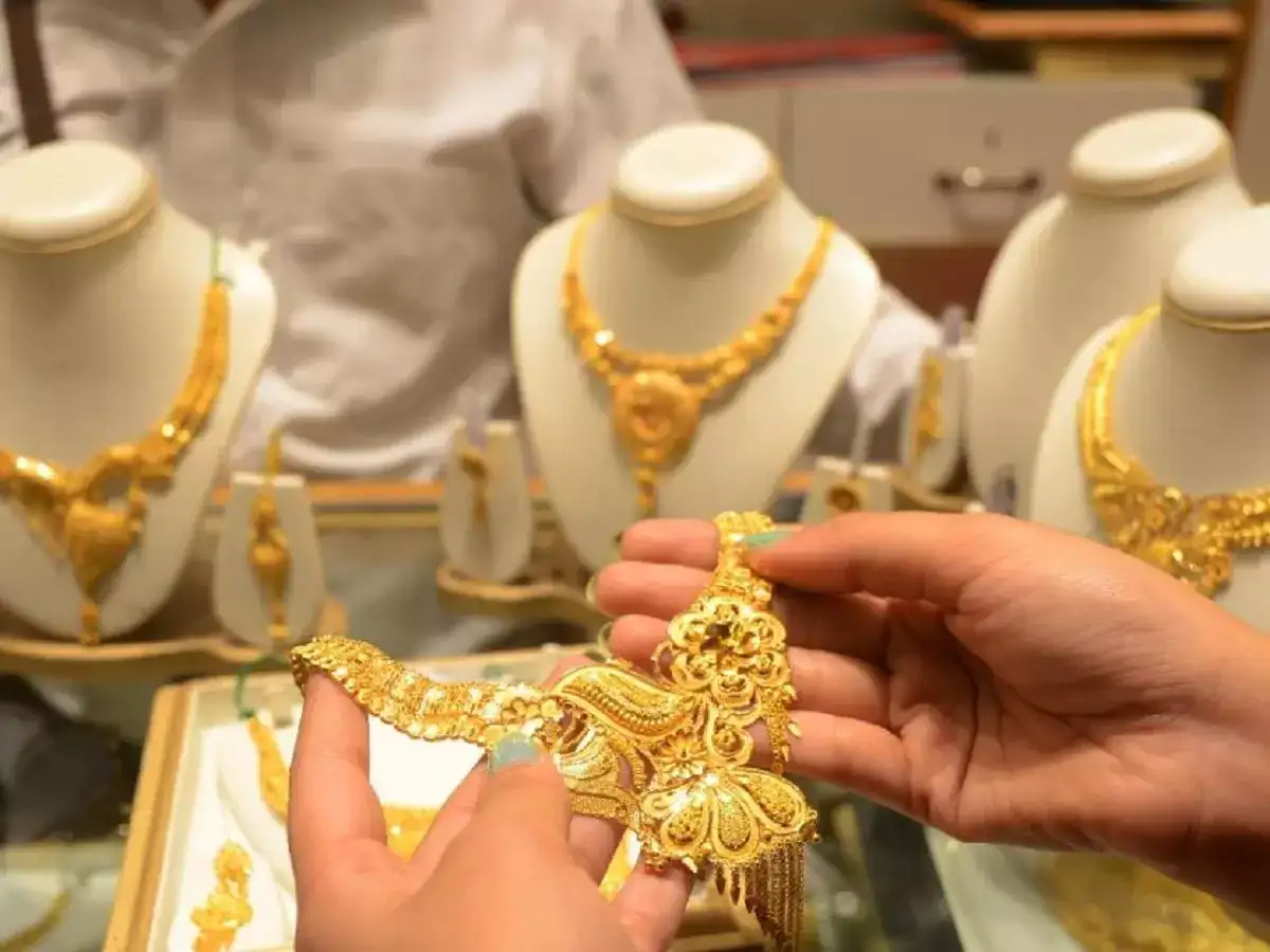 தொட்டாலே ஷாக் அடிக்கும் தங்கம்.. எகிறி அடிக்கும் விலை! 