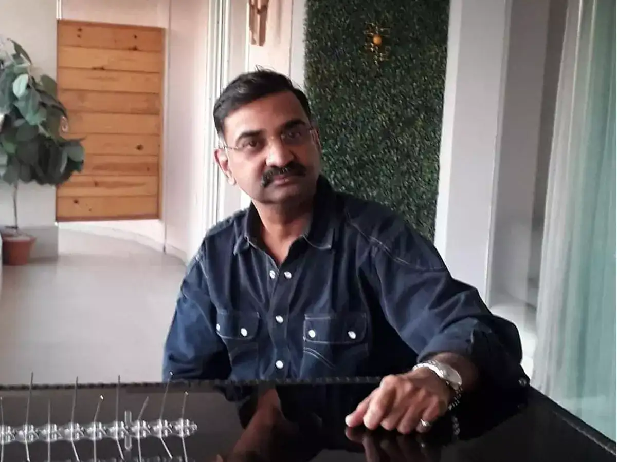 प्रसिद्ध हॉटेल व्यावसायिकाची आत्महत्या, स्वतःवर गोळी झाडून आयुष्य संपवल्याने खळबळ प्रसिद्ध हॉटेल व्यावसायिकाची आत्महत्या, स्वतःवर गोळी झाडून आयुष्य संपवल्याने खळबळ