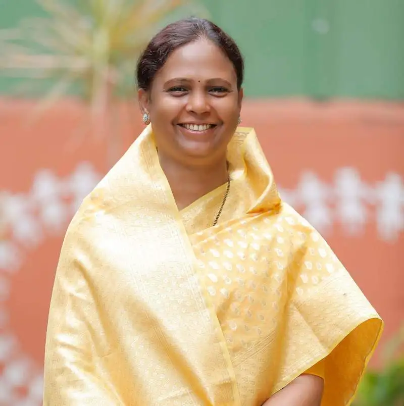 भाजप उमेदवारावर दगडफेक, बचावासाठी कार्यकर्त्यांसह स्वत:ला खोलीत कोंडून घेतलं, पाथर्डीत तणाव !!