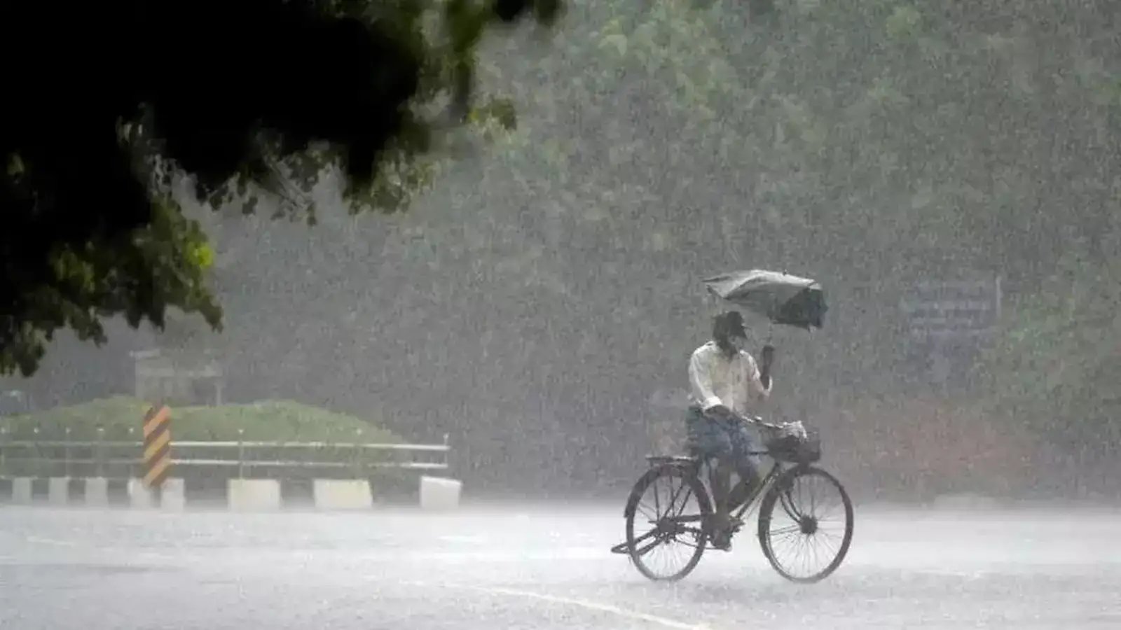 AP Weather: ఏపీకి వాతావరణశాఖ హెచ్చరిక.. అల్పపీడన ప్రభావంతో ఈ జిల్లాల్లో అతి భారీ వర్షాలు
