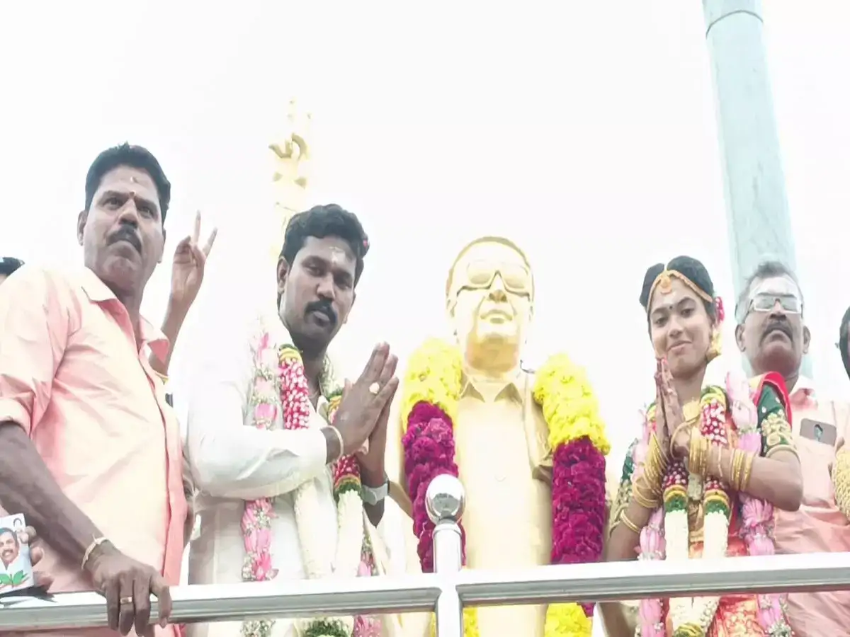 எம்ஜிஆர் சிலைக்கு மரியாதை... திருமணம் முடிந்த கையோடு மணமக்கள் உற்சாகம்! 
