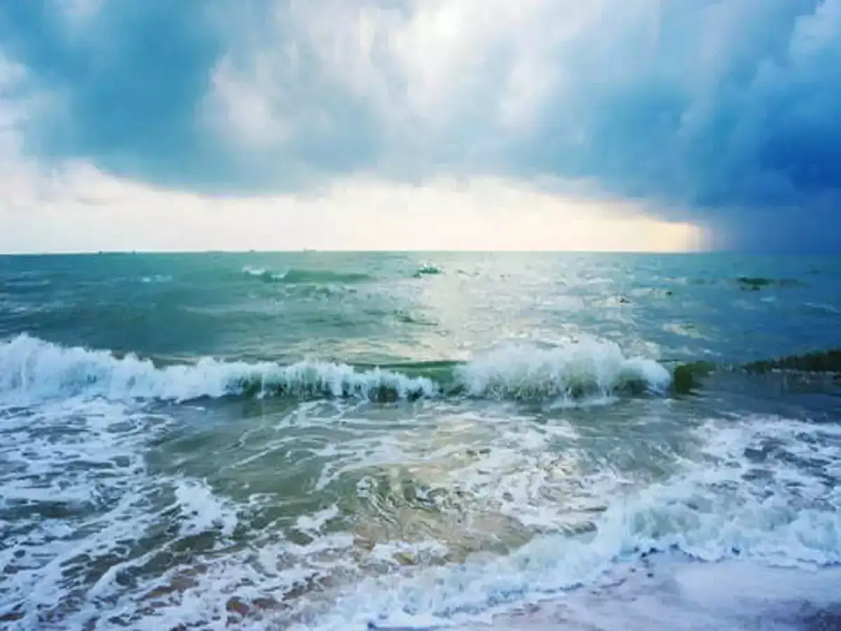 நாகையில் பரபரப்பு: கடலில் மூழ்கிய 2 படகுகள்... நடுக்கடலில் தத்தளித்த 7 மீனவர்கள் 