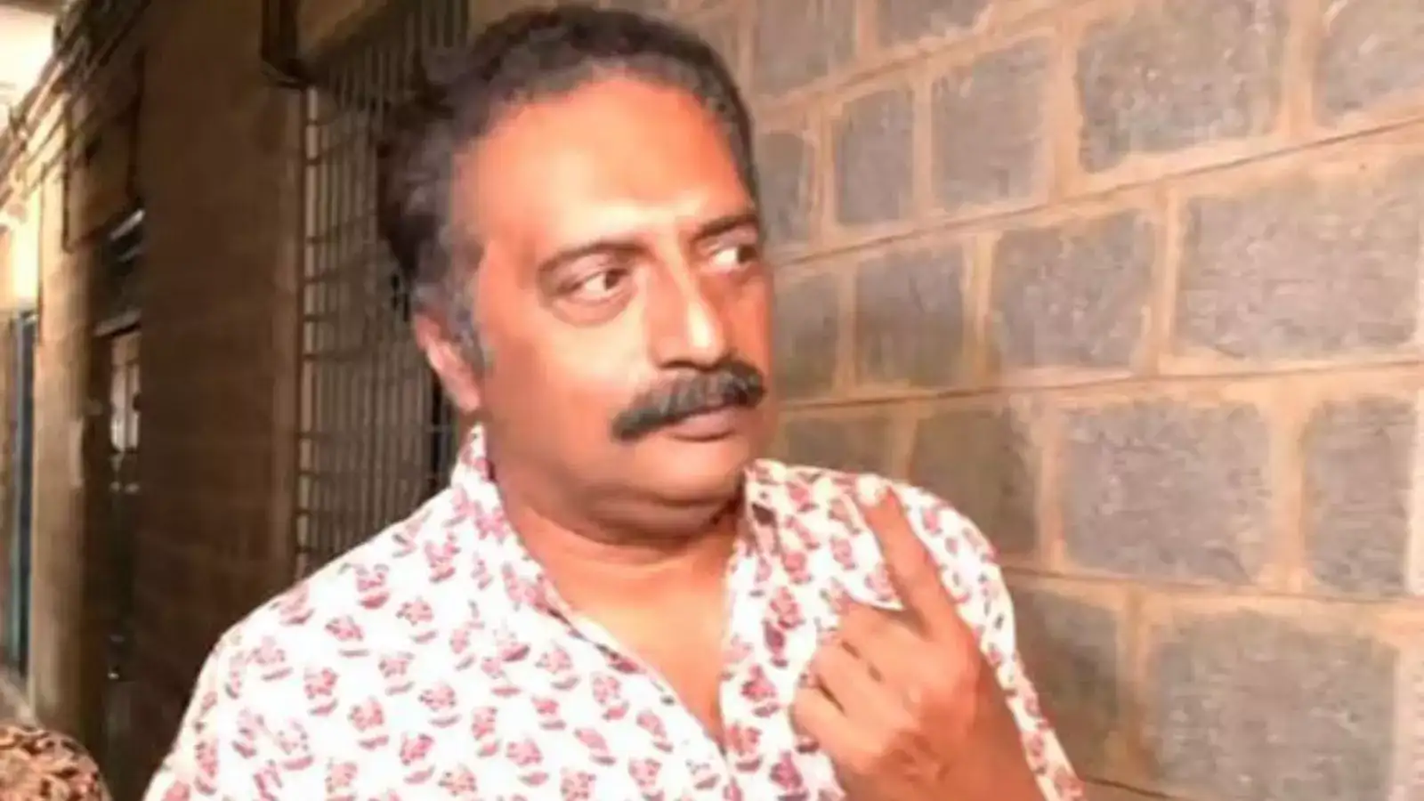 நான் ஓட்டு போட்டது இவங்களுக்குதான்.. வாக்களித்த கையோடு பளீச்சென சொன்ன பிரகாஷ் ராஜ்! 