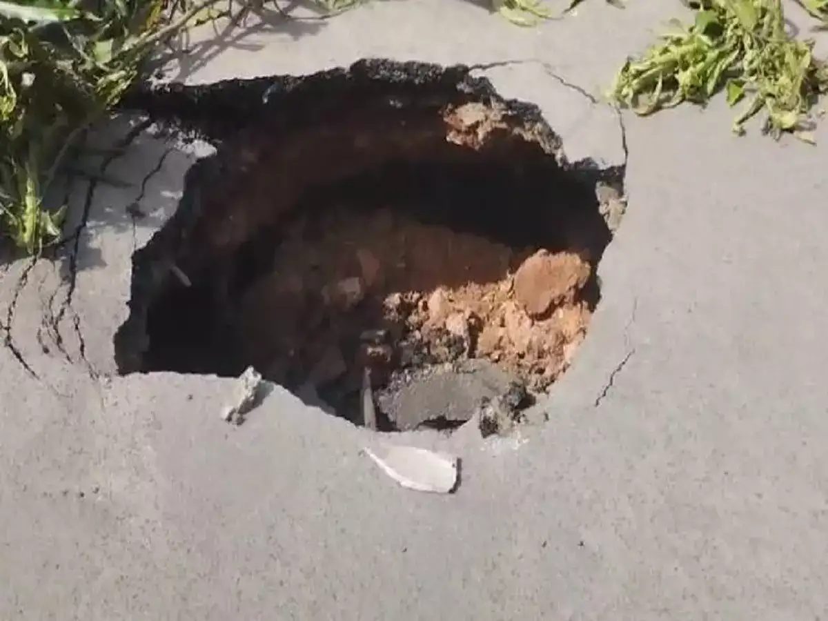 புதுச்சேரி சாலையில் திடீரென ஏற்பட்ட பள்ளம்! 