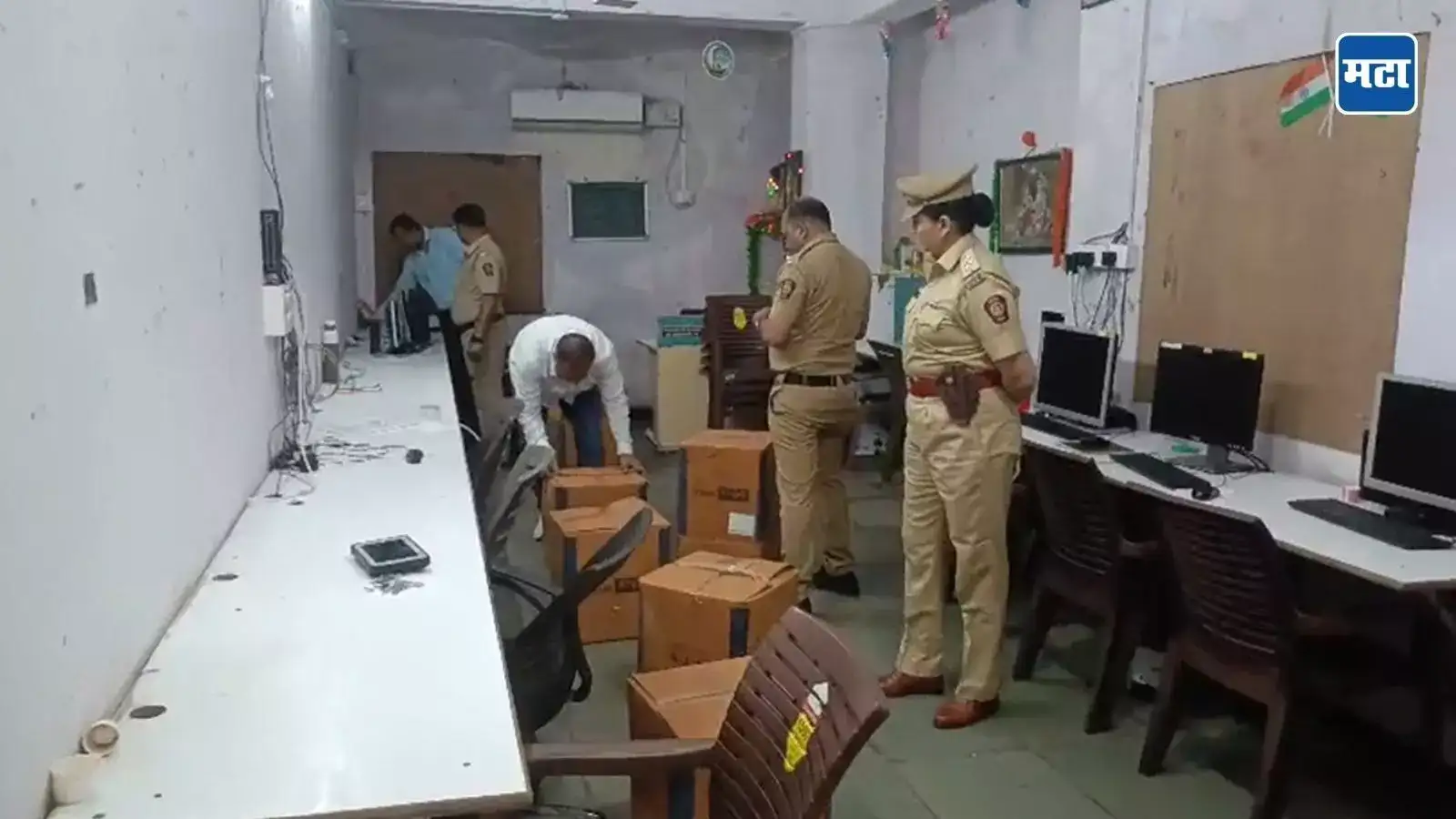 क्रेडिट कार्ड अन् इतर कर्जांच्या वसुलीसाठी बनावट ओळख, पोलिसांनी धाड टाकताच भयानक वास्तव समोर; नाशिकमध्ये खळबळ क्रेडिट कार्ड अन् इतर कर्जांच्या वसुलीसाठी बनावट ओळख, पोलिसांनी धाड टाकताच भयानक वास्तव समोर; नाशिकमध्ये खळबळ