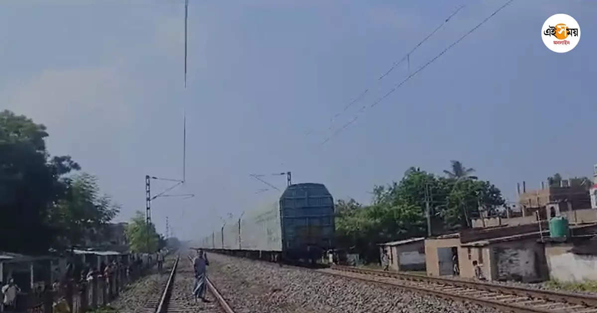 Train Derailment Today,ফরাক্কায় চলন্ত মালগাড়ি থেকে বিচ্ছিন্ন হয়ে গেল একাধিক কামরা, তীব্র শোরগোল – goods train derailment in farakka today