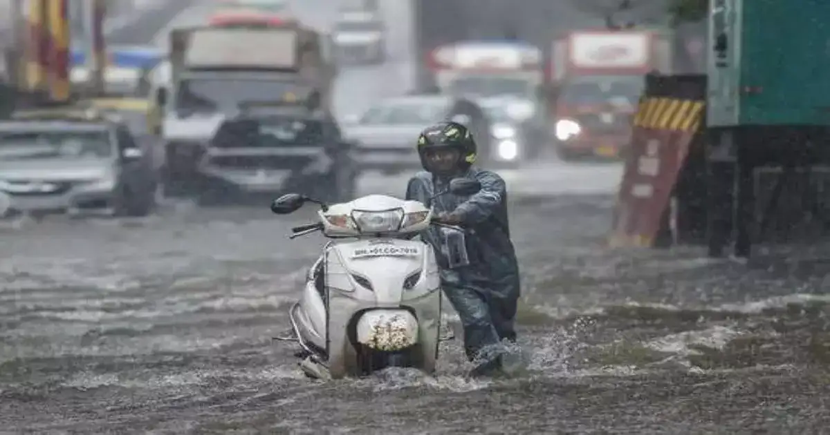 Mumbai Rains: पावसाने दाणादाण, मुंबई तुंबली; कुठे घरांची पडझड तर कुठे वाहनांचे नुकसान Mumbai Rains: पावसाने दाणादाण, मुंबई तुंबली; कुठे घरांची पडझड तर कुठे वाहनांचे नुकसान