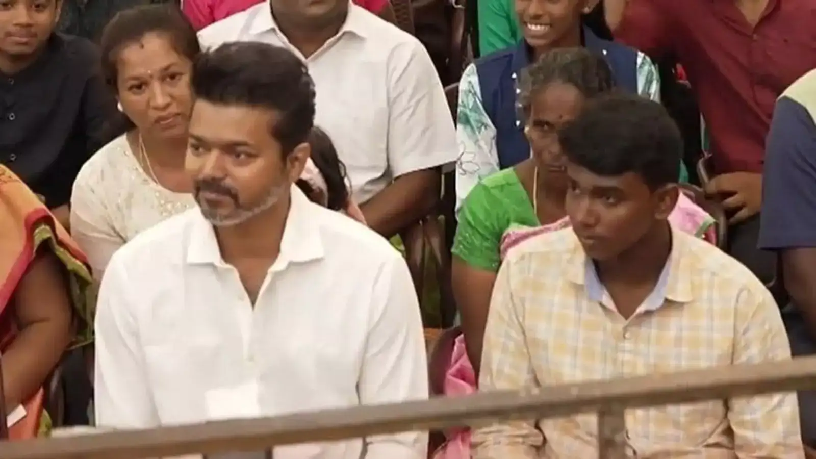 நாங்குநேரி மாணவன் சின்னத்துரைக்கு அருகில் விஜய்! இணையத்தை கலக்கும் புகைப்படங்கள்! 