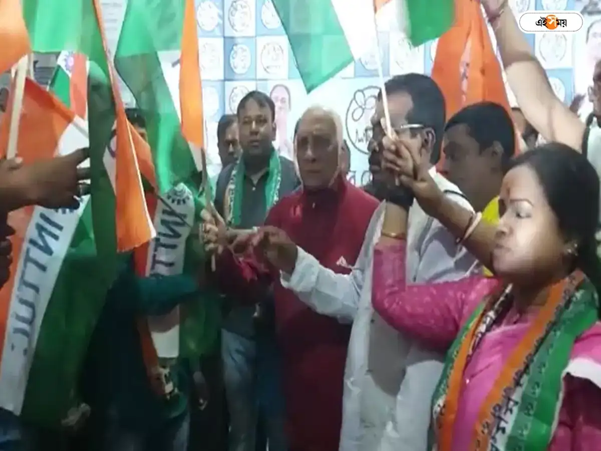 Trinamool Congress : বালুরঘাটে ৩৫০ কর্মীর তৃণমূলে যোগদান! বিজেপির দাবি,  'ভুয়ো...' - balurghat 350 candidates joins trinamool congress from a  meeting - eisamay