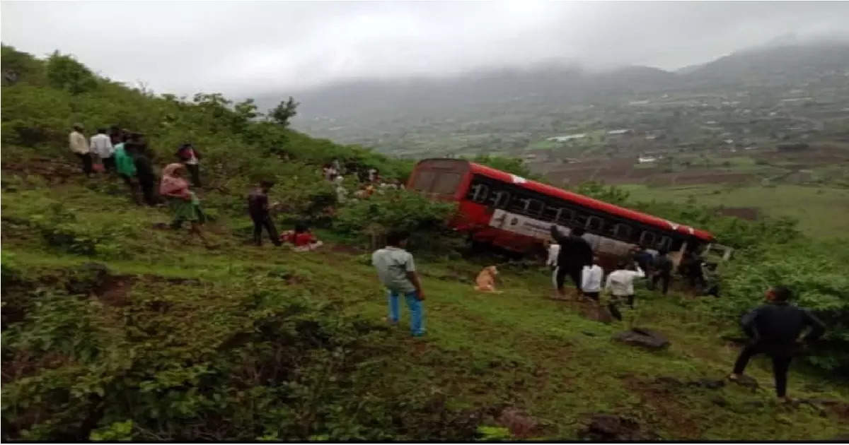 Nashik Bus Accident : सप्तश्रृंगीगड घाटात भीषण अपघात, ३५ प्रवाशांसह बस थेट दरीत कोसळली