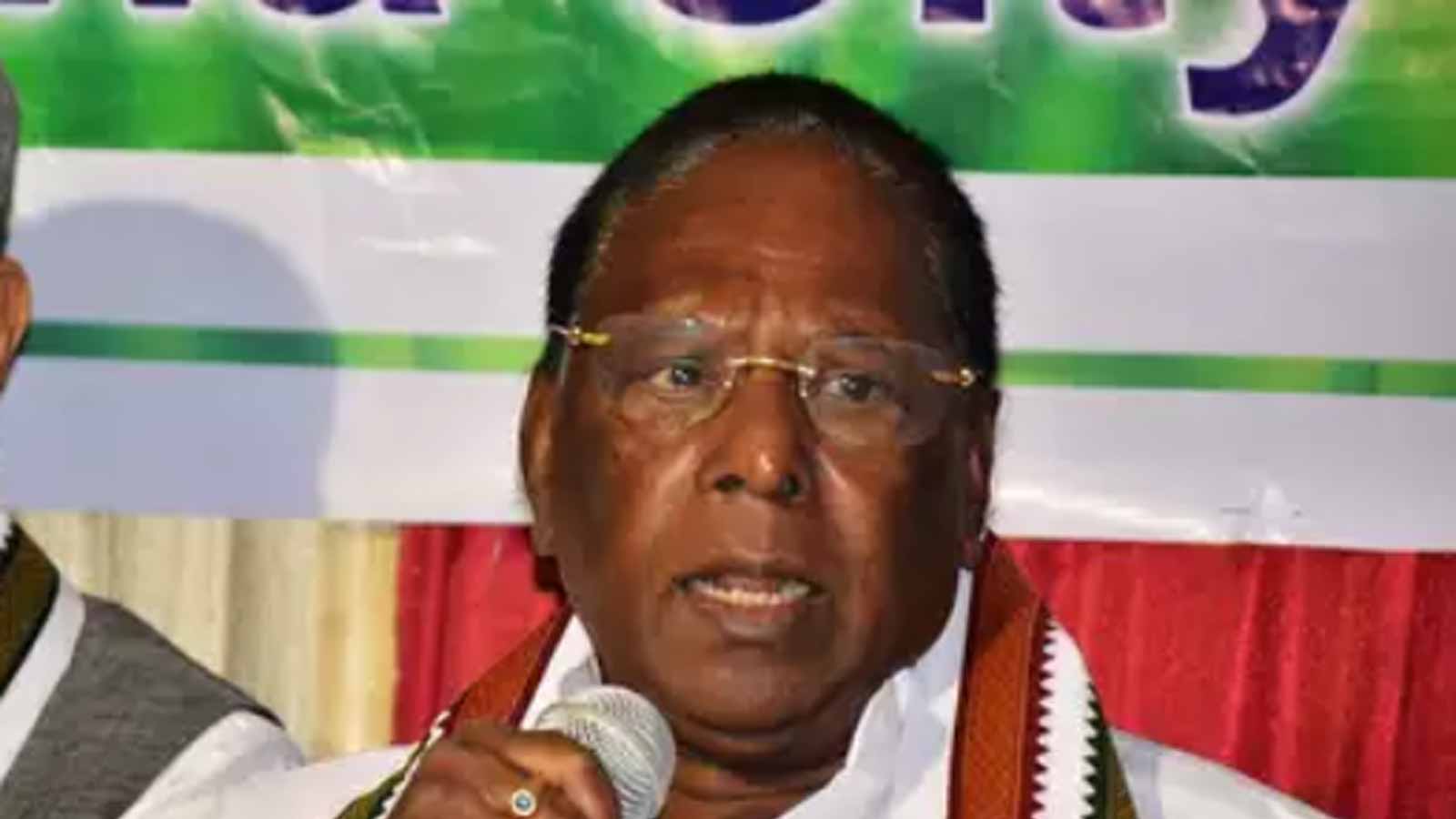 पुडुचेरी में कांग्रेस सरकार बहुमत साबित करने में विफल - puducherry cm v narayanaswamy loses trust vote, resigns - Navbharat Times