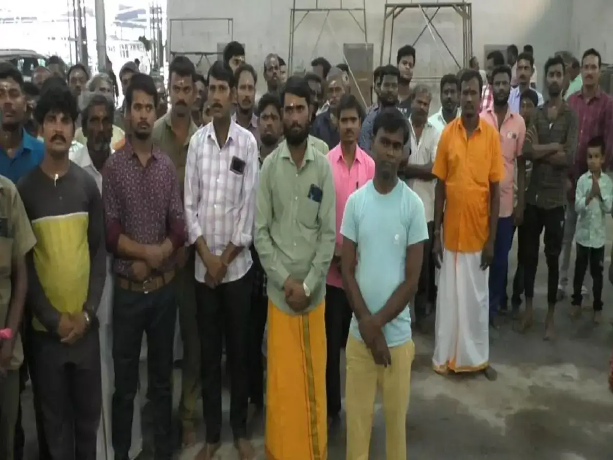 கரூரில் வடமாநில தொழிலாளர்களுடன் ஆயுத பூஜை கொண்டாட்டம்! 