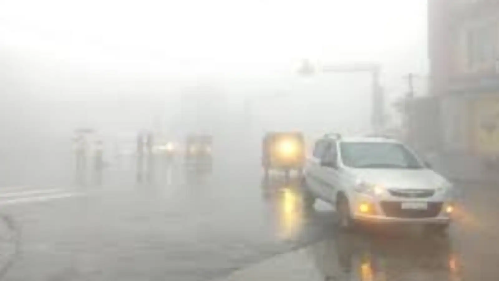 ஏற்காட்டில் ஒரே நேரத்தில் சாரல் மழை மற்றும் பனிமூட்டம்; சுற்றுலா பயணிகள் வருகை அதிகரிப்பு! 