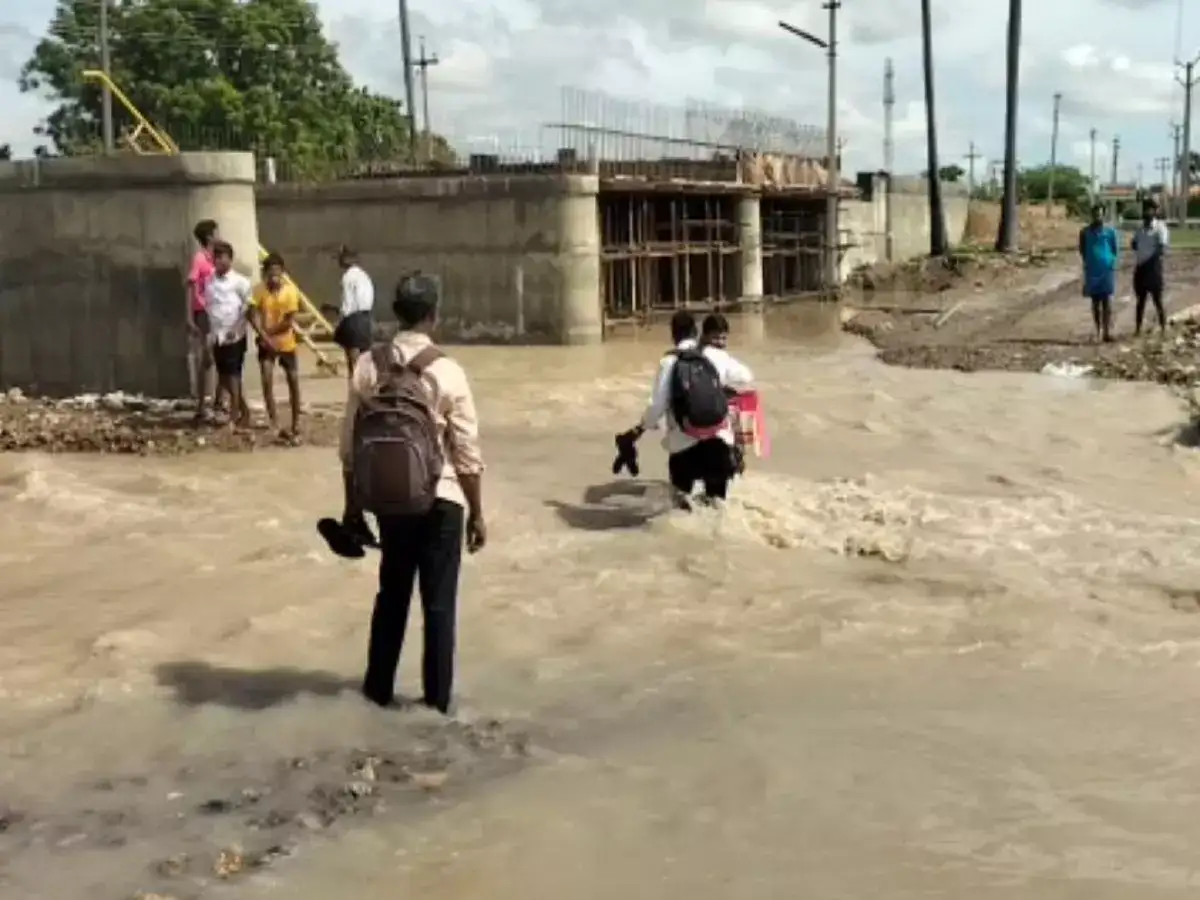 தூத்துக்குடி அருகே மழை நீரில் அடித்து செல்லப்பட்ட தற்காலிக பாலம்..! 
